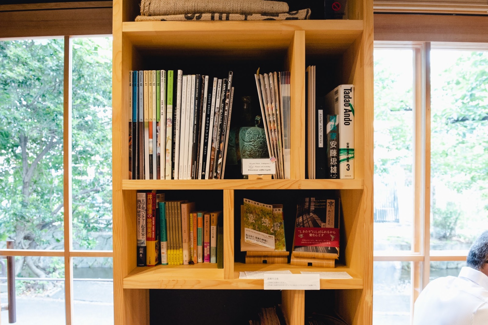 ほどよい距離感で人をつなげるmurmur coffee kyotoの本棚
